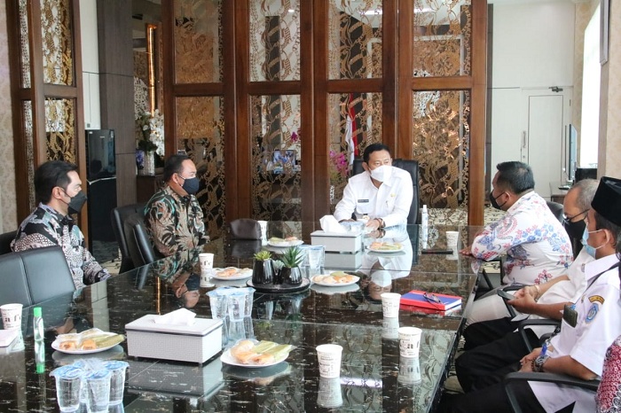 Bupati saat menerima silaturahmi dan audiensi dari Fakultas Vokasi Universitas Airlangga di kantornya. SP/MUHAJIRIN KASRUN