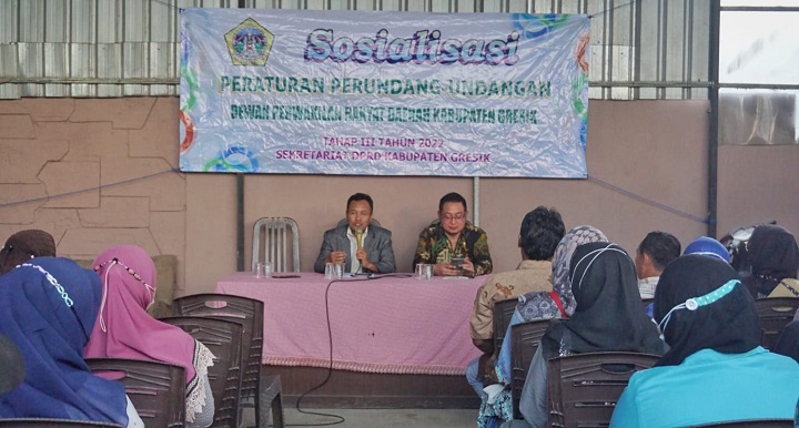 Dua anggota DPRD Gresik Taufiqul Umam dan Achmad Ubaidi saat menggelar sosialisasi peraturan daerah di Desa Wadeng, Kecamatan Sidayu. SP/Grs