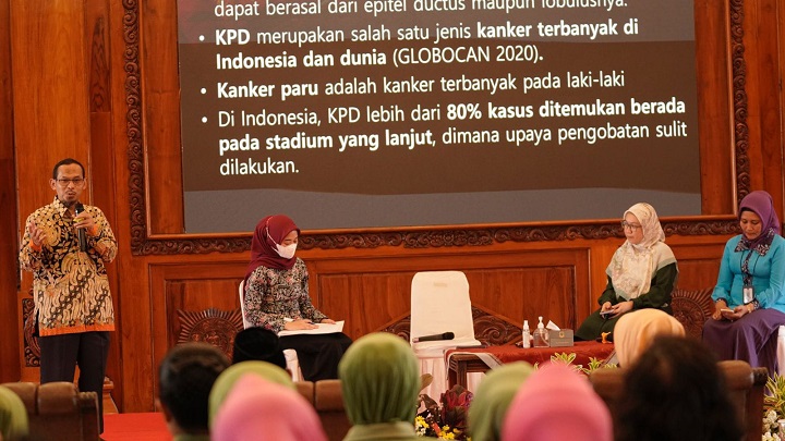 dr. Wijayanti, M.Ked.Klin., Sp.Og (Narasumber) memberikan materi dalam Seminar Pencegahan dan Deteksi Dini Kanker Reproduksi pada Perempuan 