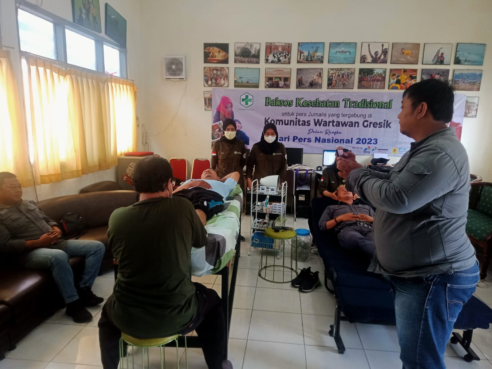 Suasana pengobatan tradisional diantaranya pijat kepada para awak media yang tergabung dalam Komunitas Wartawan Gresik, bertempat di Balai KWG Jl Basuki Rahmat Gresik, Rabu (8/2). SP/Grs