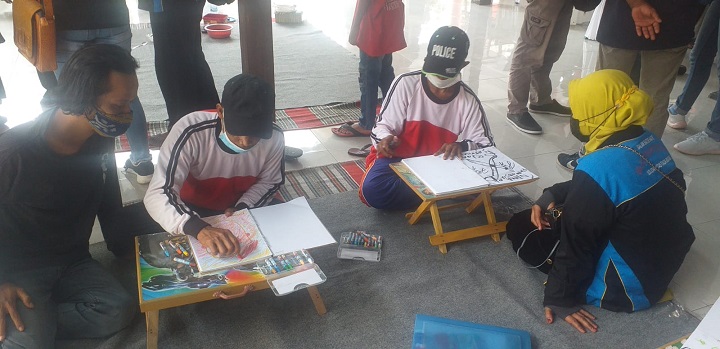 Penyandang ODGJ menggambar dengan dipandu oleh para instruktur pengurus Posyandu Jiwa. SP/Hadi Lestariono