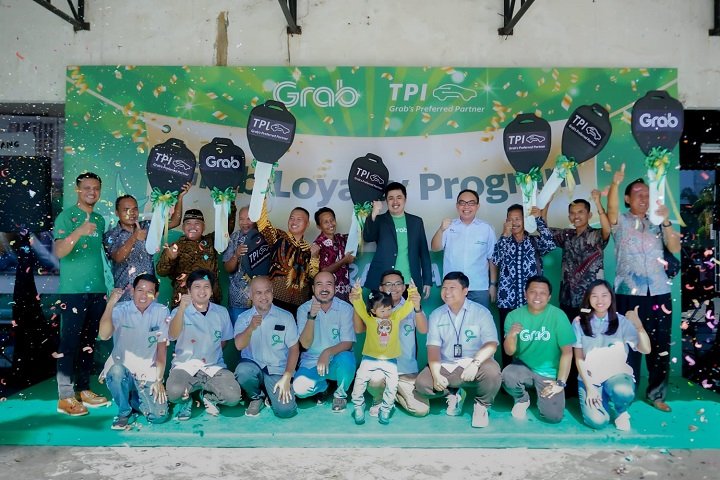 Sandy Titotanusaputra, Area Head Jawa Timur, Grab Indonesia (tengah atas) bersama Mitra Pengemudi GrabCar setia di Surabaya saat acara serah terima mobil untuk delapan GOLD Kapten di Surabaya