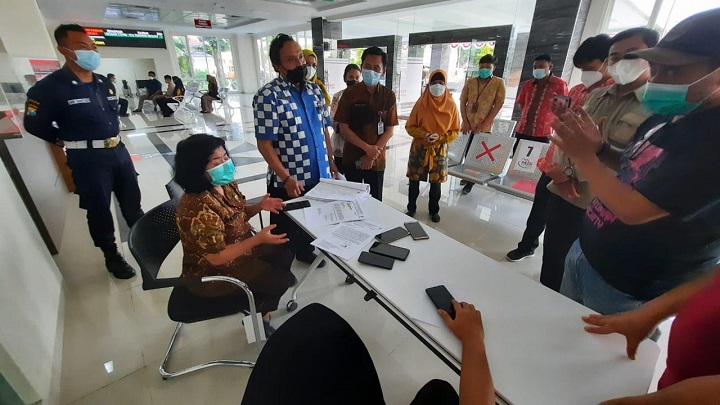 Direktur RSUD Srengat Kabupaten Blitar dr Pantjarara Budi saat memberikan keterangan resmi kepada wartawan. SP/Hadi Lestariono