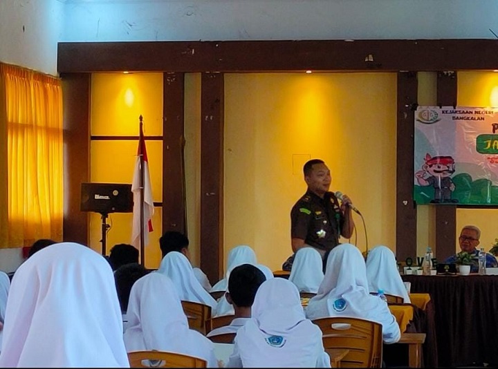 Kasi Intel Kejaksaan Negeri Bangkalan saat memaparkan materi