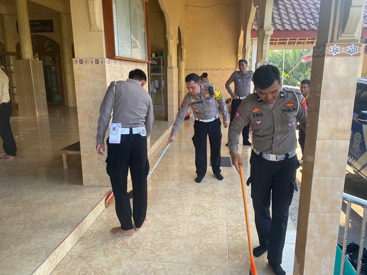 Petugas dari anggota Satlantas Polres Blitar Kota saat membersihkan tempat ibadah. SP/Lestariono