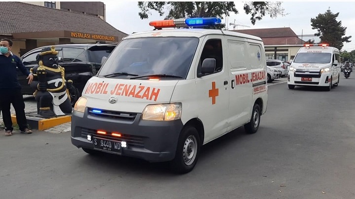 Mobil jenazah membawa jenazah Vanesa Angel dan sang suami ke RS Bhayangkara.