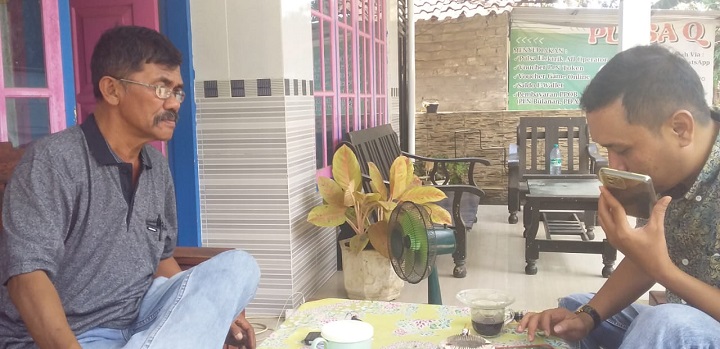 Tengah fokus diskusi terkait poktan fiktif mendapat bantuan Pemerintah di Desa Duko Rubaru kab. Sumenep, Ketua LSM Super bersama tim Investigasi, di Pamolokan kab. Sumenep. SP/Ainur Rahman