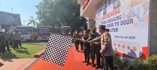 Launching Bus Vaksinasi Keliling di halaman Kantor Pemkot Blitar, Senin (26/7). SP/Hadi Lestariono