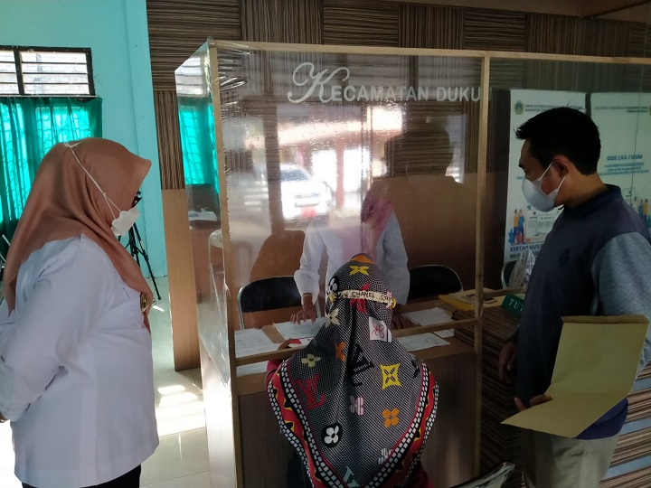 Wabup Aminatun Habibah saat sidak di Kantor Kecamatan Dukun. SP/M.AIDID