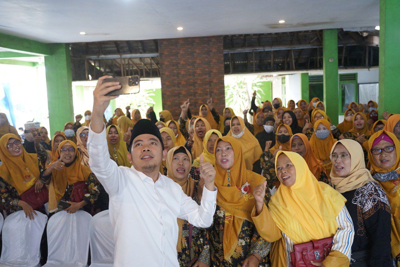 Presiden Laskar Sholawat NAsional Gus Fawait bersama emak-emak.