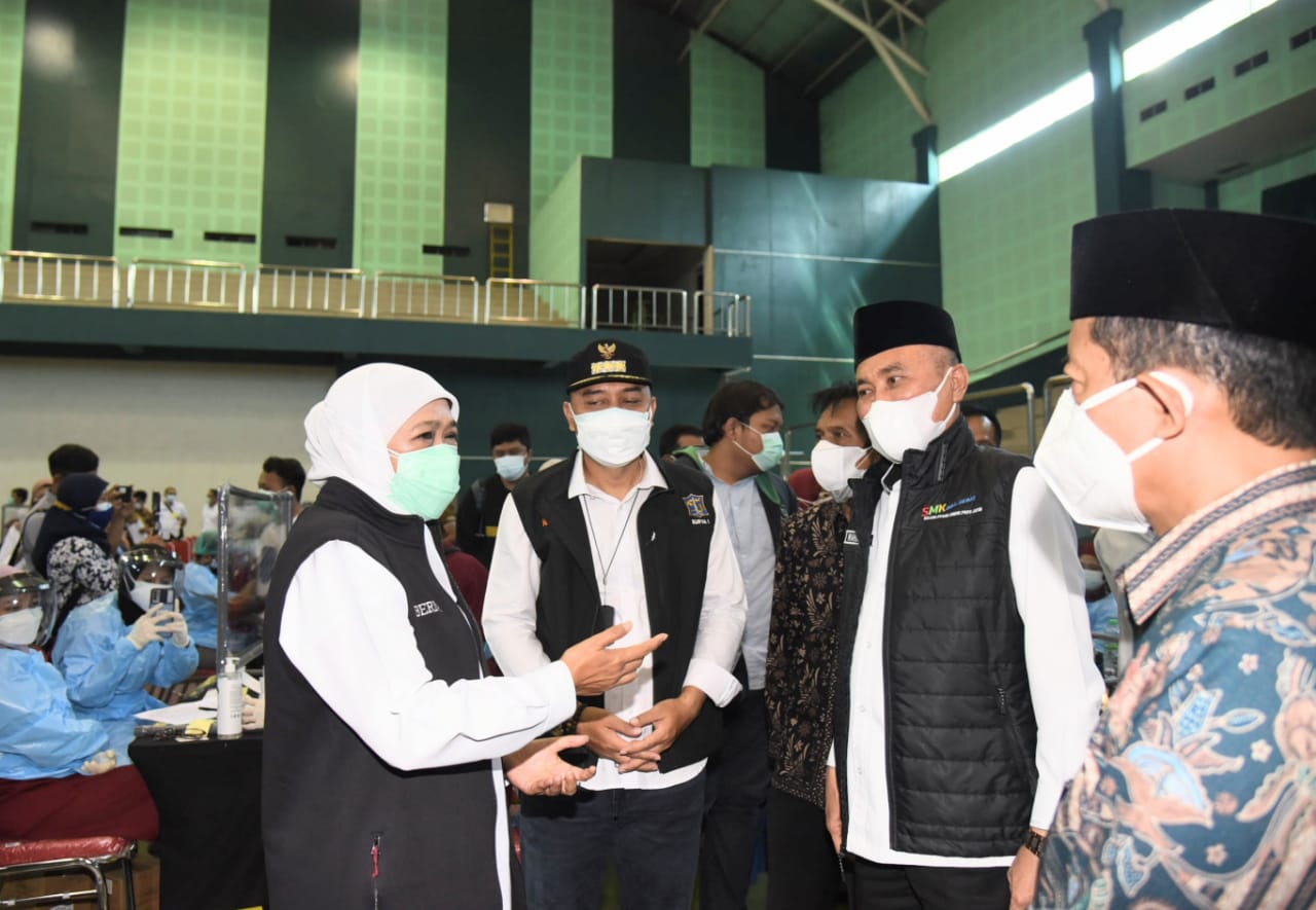 Gubernu Jatim Khofifah Indar Parawansa saat meninjau vaksinasi di kampus UINSA, Surabaya, Rabu (4/8/2021).