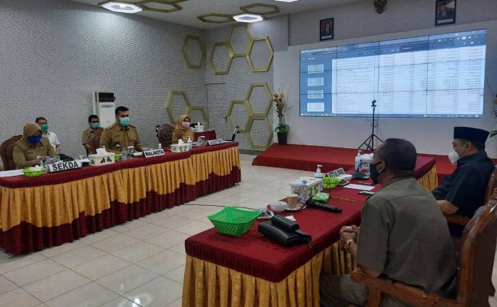 Rapat antara eksekutif dengan legislatif di gedung Comand Centre kantor Wali Kota Probolinggo.