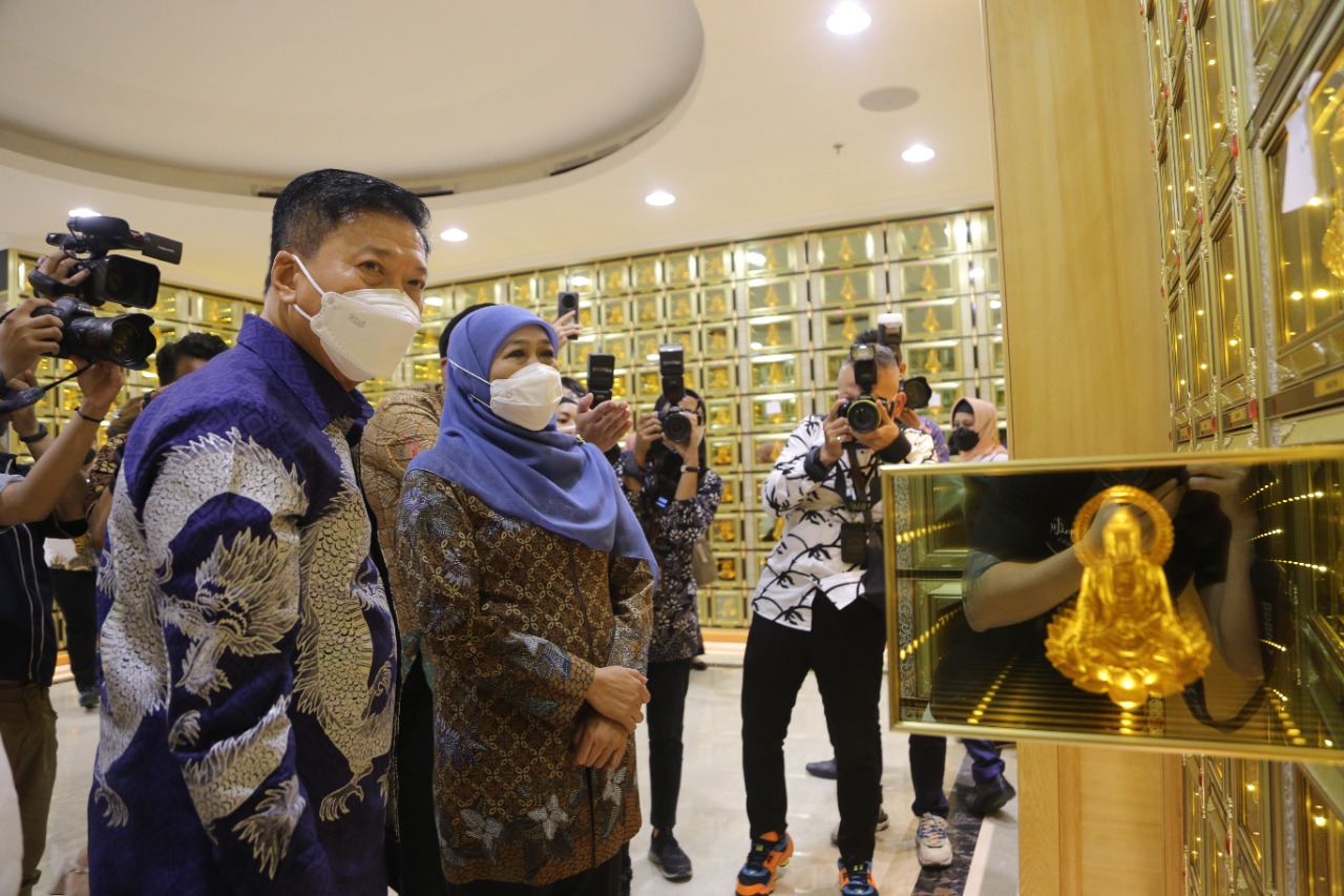 Gubernur Khofifah saat meninjau rumah abu ditemani Suwito Muliadi, Pemilik rumah duka Grand Heaven Surabaya. (Foto: Grand Heaven untuk SP)