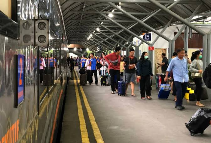 Caption : Suasana Stasiun Kereta Api Gubeng Surabaya. SP/ RIA SUKMA SARI