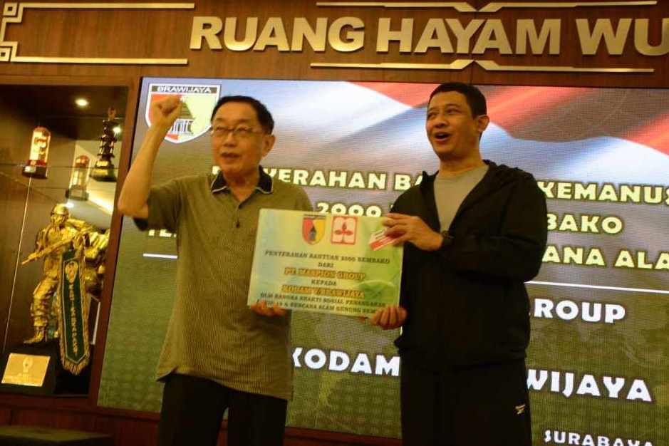 CEO Maspion Group, Alim Markus menyerahkan secara simbolis bantuan sebanyak 2000 paket sembako pada Jumat, 11 Desember 2020. SP/ Julian