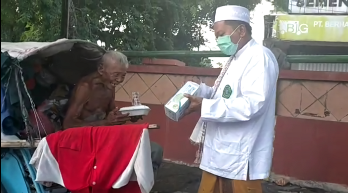 Bakti sosial berupa pembagian sembako dan uang bantuan terhadap fakir dan miskin yang dilakukan oleh Abi Sawal Kuswanto di jl Sidodadi.SP/ MAHBUB FIKRI 