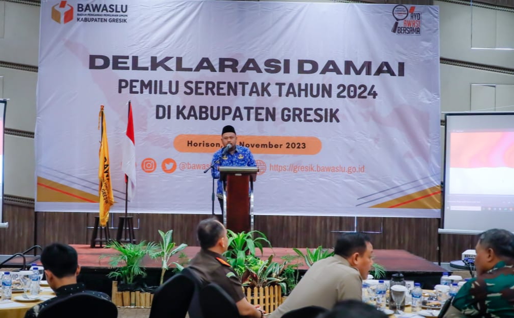 Bupati Gresik Fandi Akhmad Yani saat menyampaikan sambutan pada acara Deklarasi Damai Pemilu Serentak 2024, di Hotel Horison GKB, Rabu (29/11). SP/Grs