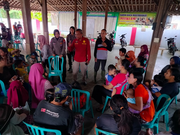 Petugas saat melakukan trauma healing kepada warga terdampak banjir di kabupaten Blitar. SP/Hadi Lestariono
