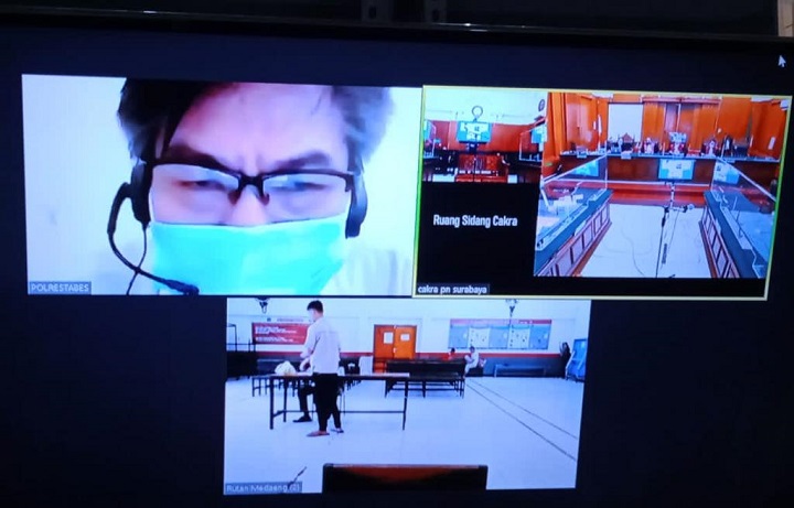 Terdakwa Muhammad Effendi menjalani sidang di ruang Cakra, Pengadilan Negeri (PN) Surabaya, secara online , Selasa (15/12/2020). SP/Budi