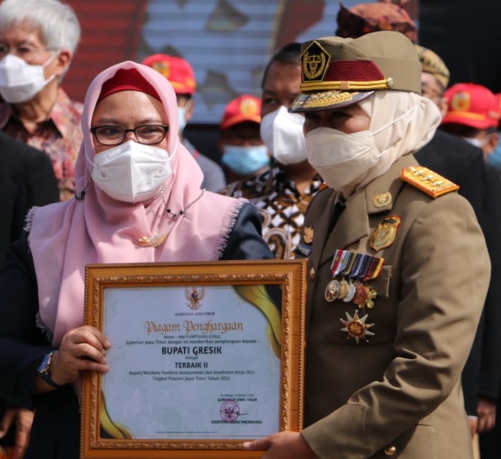 Gubernur Khofifah Indar Parawansa saat  menyerahkan penghargaan K3 terbaik kedua kepada Wabup Gresik Aminatun Habibah. SP/Grs