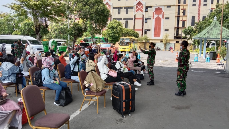 Posko Penanganan Pemulangan PMI Jatim dilakukan  dalam upaya pencegahan penularan Covid19, khususnya bagi para pekerja migran yang baru kembali ke tanah air.SP/KOMINFO JATIM