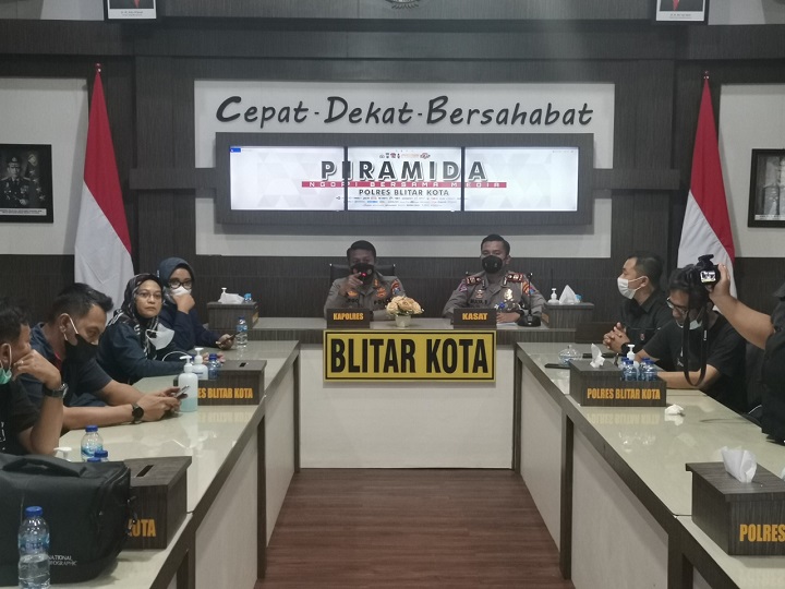Kapolres Blitar Kota AKBP Argowiyono didampingi Kasat Lantas paparkan tilang lewat Incar. SP/Hadi Lestariono