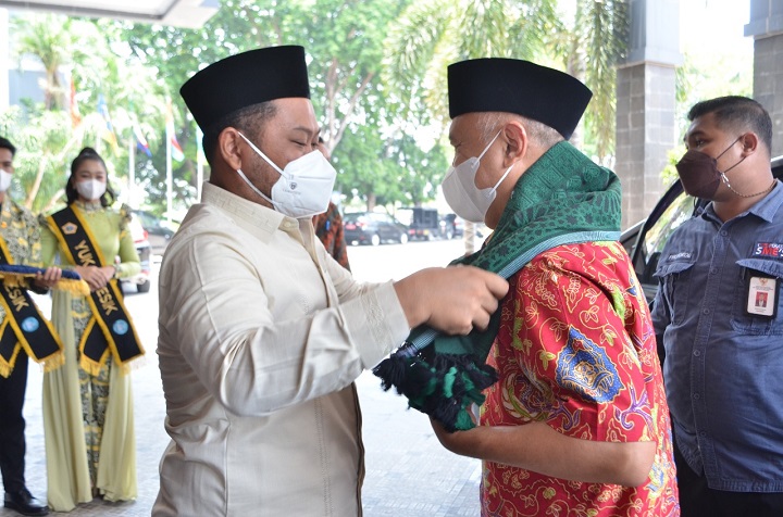 Menteri Koperasi dan UMKM RI Teten Masduki saat disambut kedatangannya ke Gresik oleh Bupati Fandi Akhmad Yani. SP