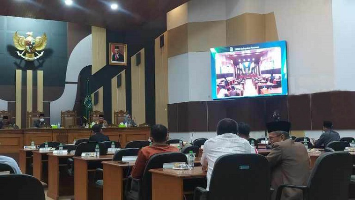 Anggota DPRD Kabupaten Pasuruan saat sidang paripurna.