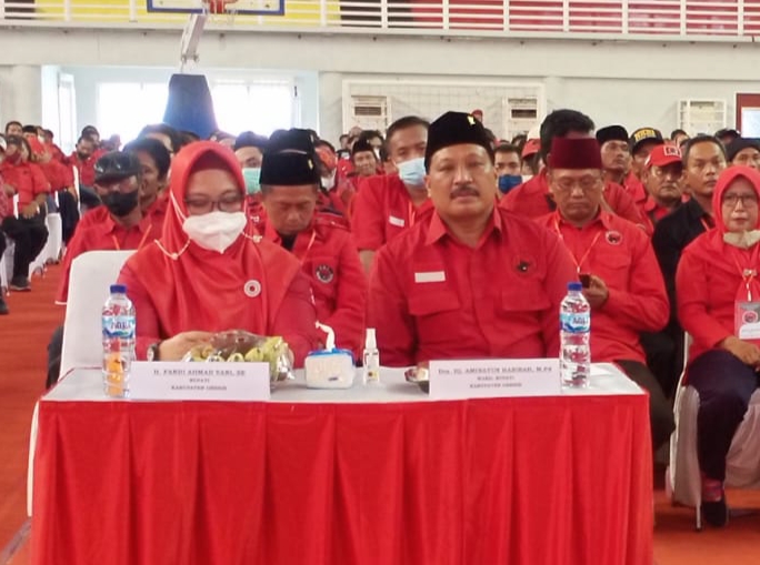 Ketua DPC PDIP Gresik Mujid Riduan didampingi Ketua Bamusi DPC PDIP yang juga Wabup Gresik Aminatun Habibah saat mengikuti rakercab diperluas di Gedung Wahana Ekspresi Poesponegoro, Ahad (11/9/2022).  Foto: SP/Grs