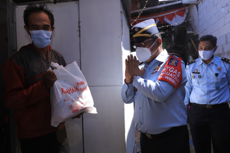 Penyaluran paket sembalo untuk warga yang digelar Kanwil Kemenkumham Jatim. SP/ Humas Kemenkumham Jatim/Kominfo Jatim