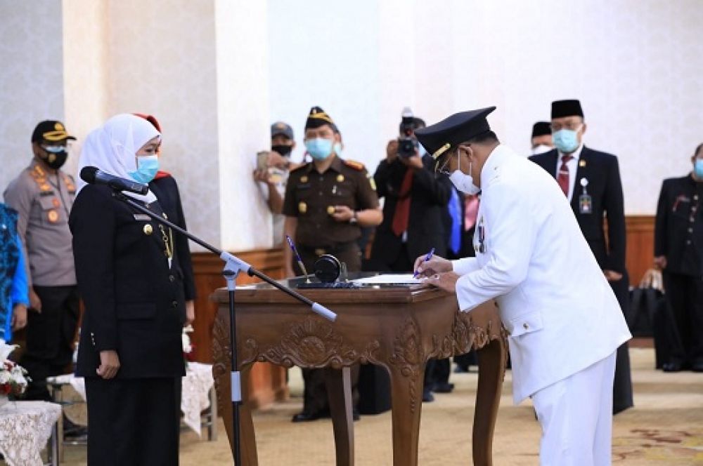  Gubernur Jatim Khofifah Indar Parawansa saat proses pelantikan Penjabat (Pj) Bupati Sidoarjo di Gedung Negara Grahadi, Kamis (1/10/2020). SP/ARLANA