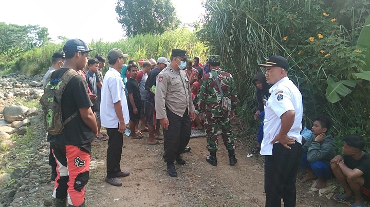 Petugas saat mendatangi lokasi kejadian. SP/Hadi Lestariono