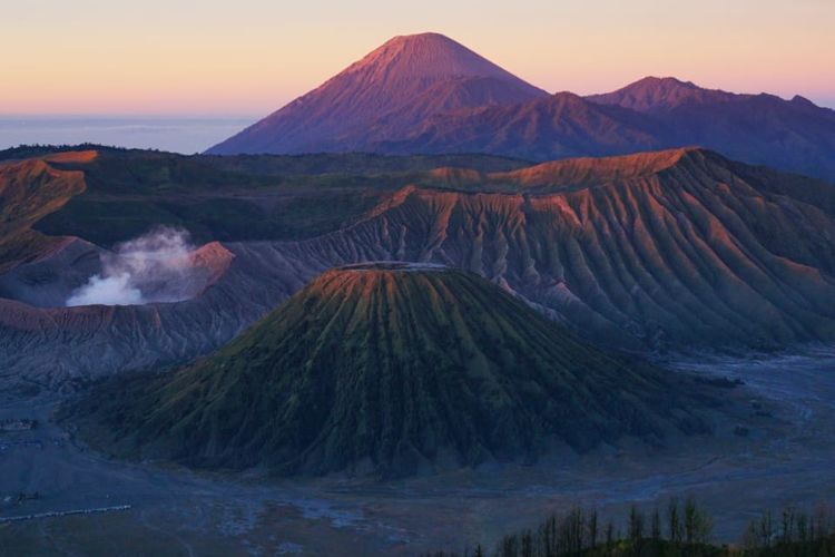 Seluruh pintu masuk kawasan wisata Gunung Bromo kembali dibuka untuk umum. 