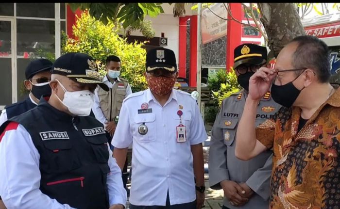 Bupati Malang H. M. Sanusi (kiri) saat meninjau pelaksanaan vaksinasi di Puskesmas Pakis.