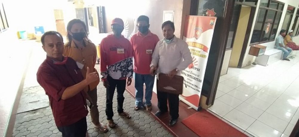 Pelapor bersama kuasa hukum nya saat di polres. SP/Lim