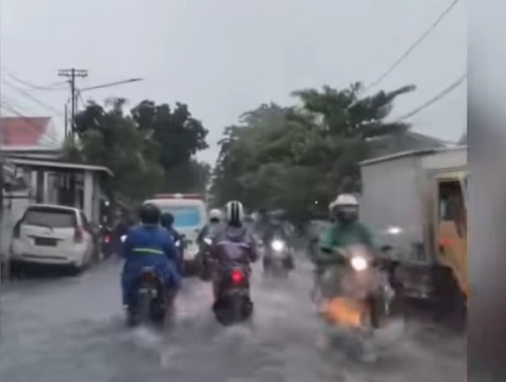 Banjir cukup parah terjadi di beberapa wilayah di Surabaya, Kamis (30/12/2021). Banyak kendaraan mogok dan anak-anak bermain di tengah banjir. SP/Bayu