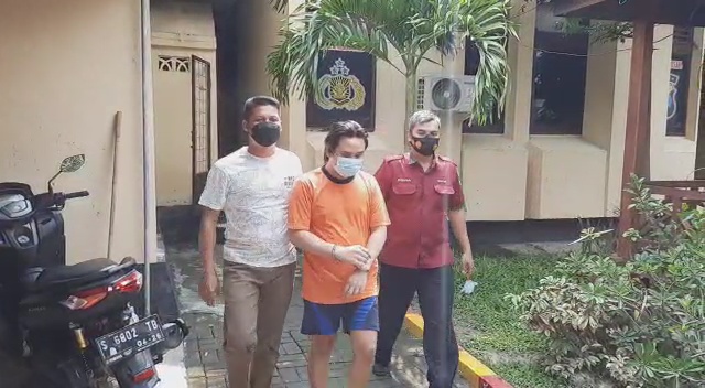 Satuan Resort Kriminal (Satreskrim) Polres Mojokerto menangkap waria di di rumah kos Desa Randubango, Kecamatan Mojosari, Kabupaten Mojokerto. SP/Dwy AS