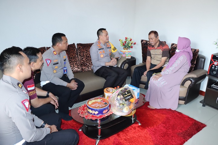 Kapolres Gresik AKBP Adhitya Panji Anom didampingi Kasatlantas AKP Agung Fitransyah saat mengunjungi anggota yang sedang sakit AKP Agung Mulyono. SP/Grs