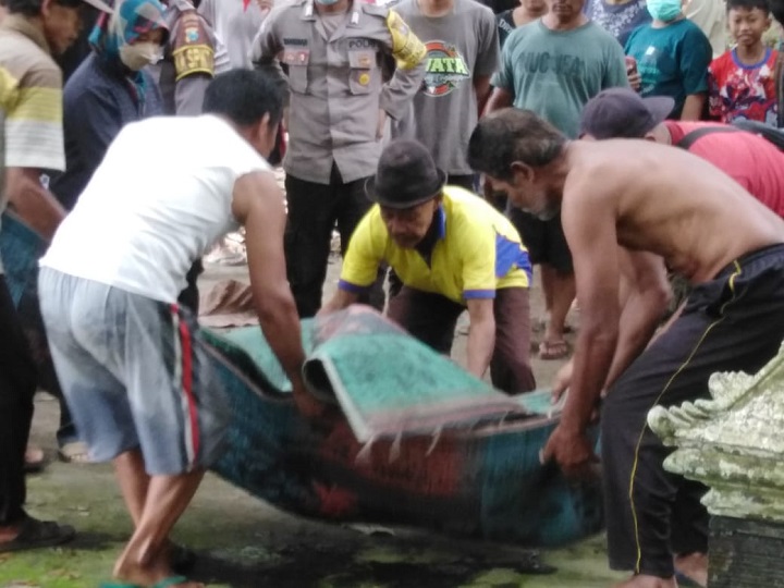 Petugas saat mengevakuasi jenazah korban. SP/Hadi Lestariono