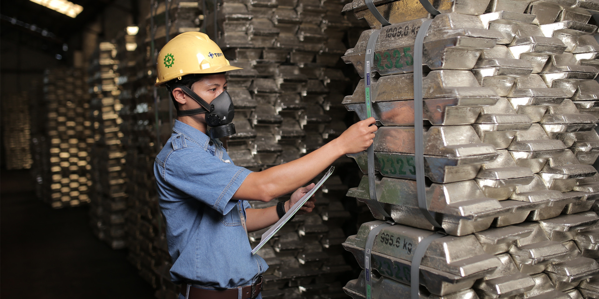 Aktivitas pekerja PT Timah Tbk (TINS).