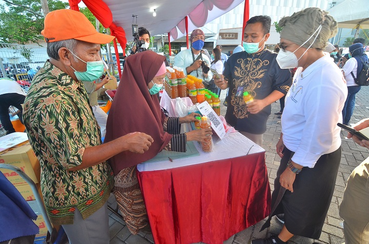 Anggota Komisi XI DPR RI Indah kurnia meninjau stan stan yang terdapat pada acara QRIS Untuk Indonesia di Pakuwon City Mall Surabaya, Jumat (28/5/2021). SP/Arlana