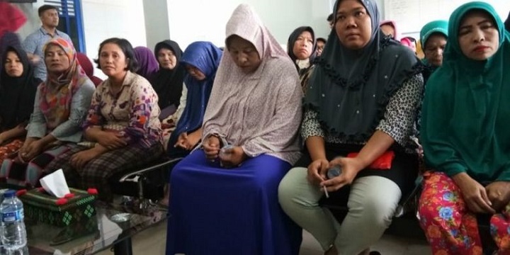 Sejumlah warga penerima bantuan PKH saat menunggu pencairan.