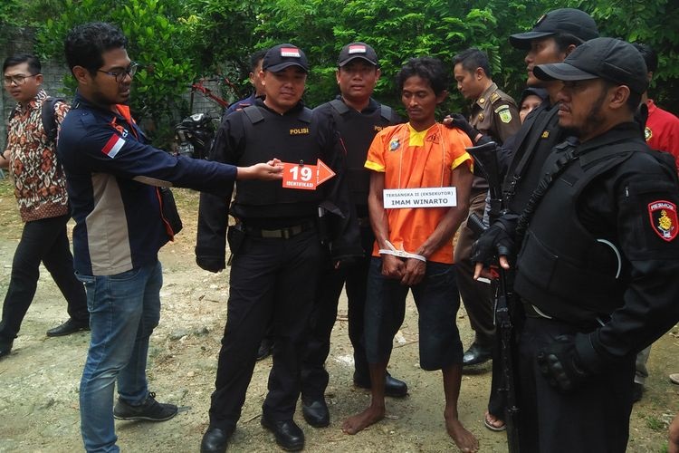 Imam Winarto terpidana pembunuh mertua Bupati Lamongan saat melakukan rekonstrukri di rumah korban. 