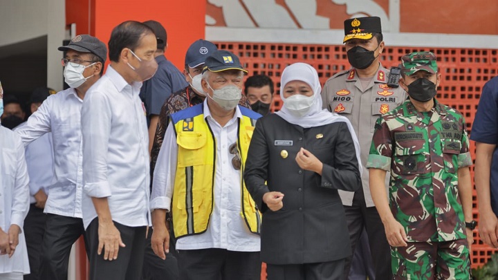 Gubernur Jatim Khofifah saat mendampingi Presiden Jokowi dalam peresmian Pasar Besar Ngawi, pada Jumat (17/12/2021). SP/Her