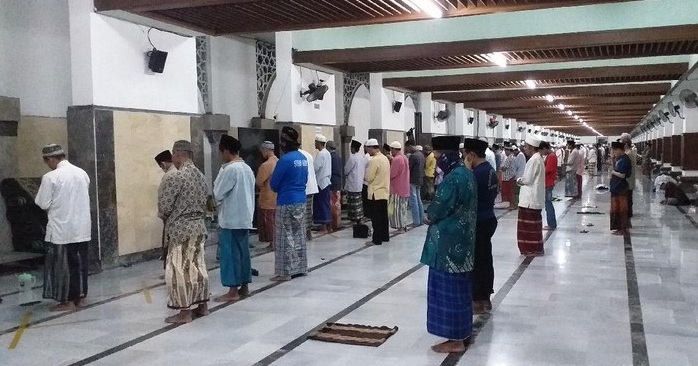 Kegiatan tarawih berjamaah di bulan Ramadan, diperbolehkan dengan syarat harus mematuhi protokol kehatan (prokes) dengan ketat. SP/DOC SP