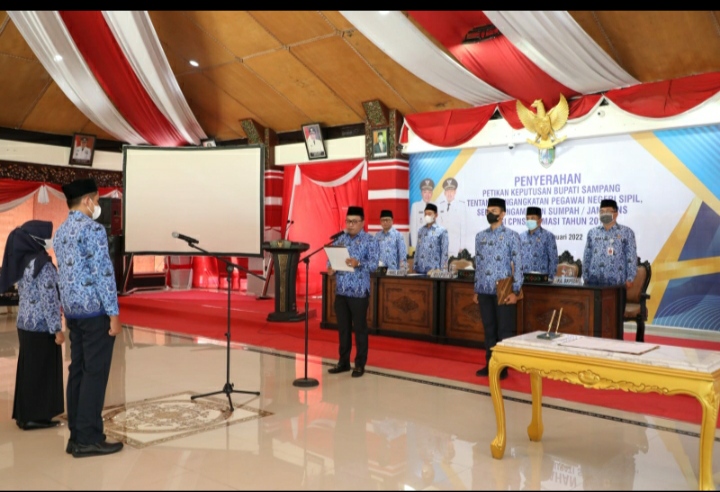 Bupati Sampang H. Slamet Junaidi secara resmi menyerahkan secara simbolis SK Pengangkatan Pegawai Negeri Sipil (PNS) sekaligus pengambilan sumpah dan janji PNS bagi CPNS formasi 2019. SP/Gan