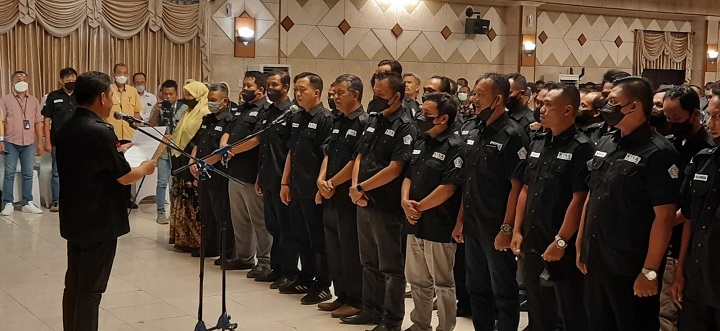 Ketua KTNA Jatim Sumrambah saat melantik pengurus KTNA Kabupaten Gresik bertempat di Kantor Bupati Gresik, Rabu (29/6). SP/Grs