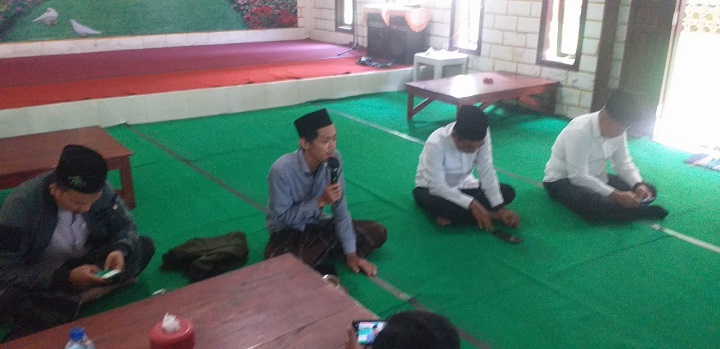 Gus Wafa beri keterangan pada wartawan. SP/Lestariono