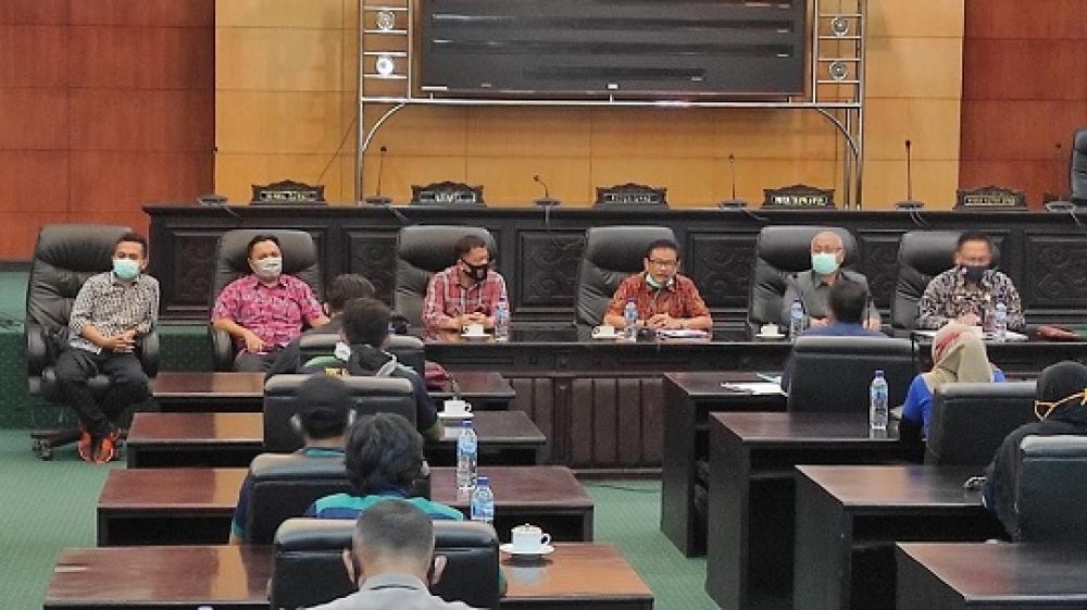 Suasana audiensi wakil rakyat dengan buruh yang tergabung dalam Sarbumusi Jombang di gedung DPRD Jombang. (SP/M. Yusuf)