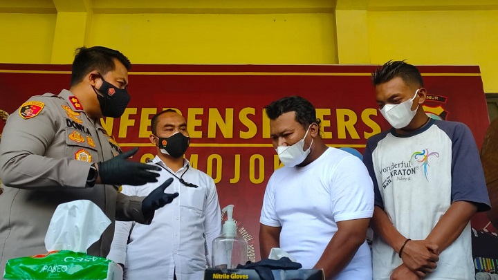 Kapolres Mojokerto saat menanyai sopir truk tangki air yang viral di tik tok. SP/Dwy AS